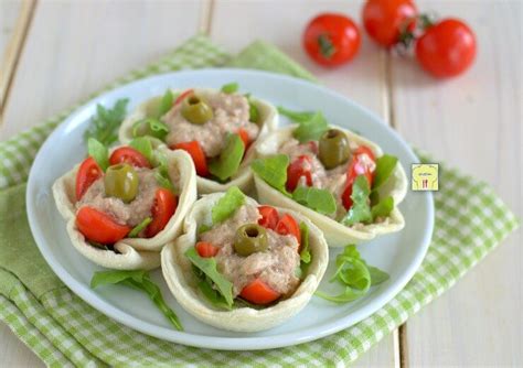 Cestini con pane per tramezzini .